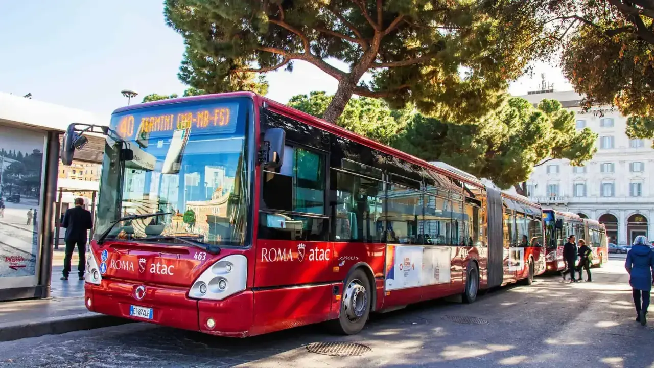 Bus rouge 40 en direction de Termini, une bonne option pour rejoindre le Vatican depuis la gare.
