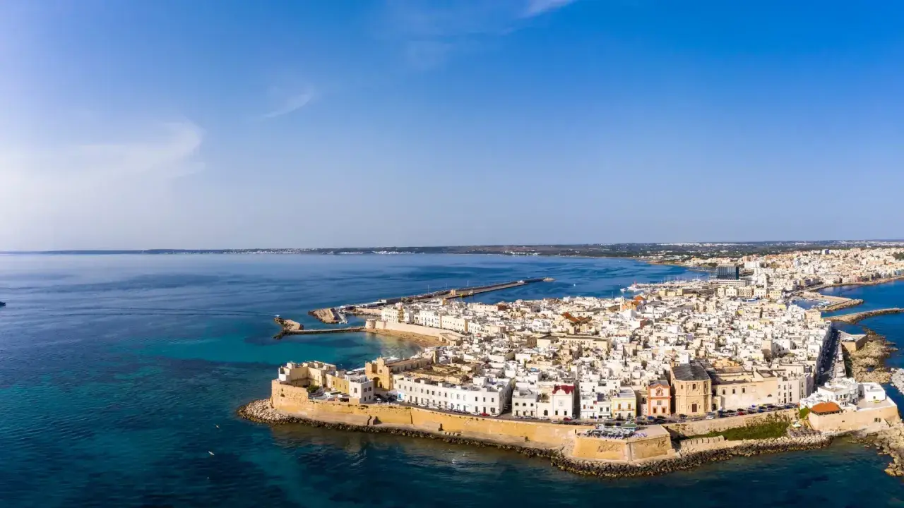 Vue aérienne de Gallipoli, joyau des Pouilles, avec ses maisons blanches et son château sur la mer Adriatique.