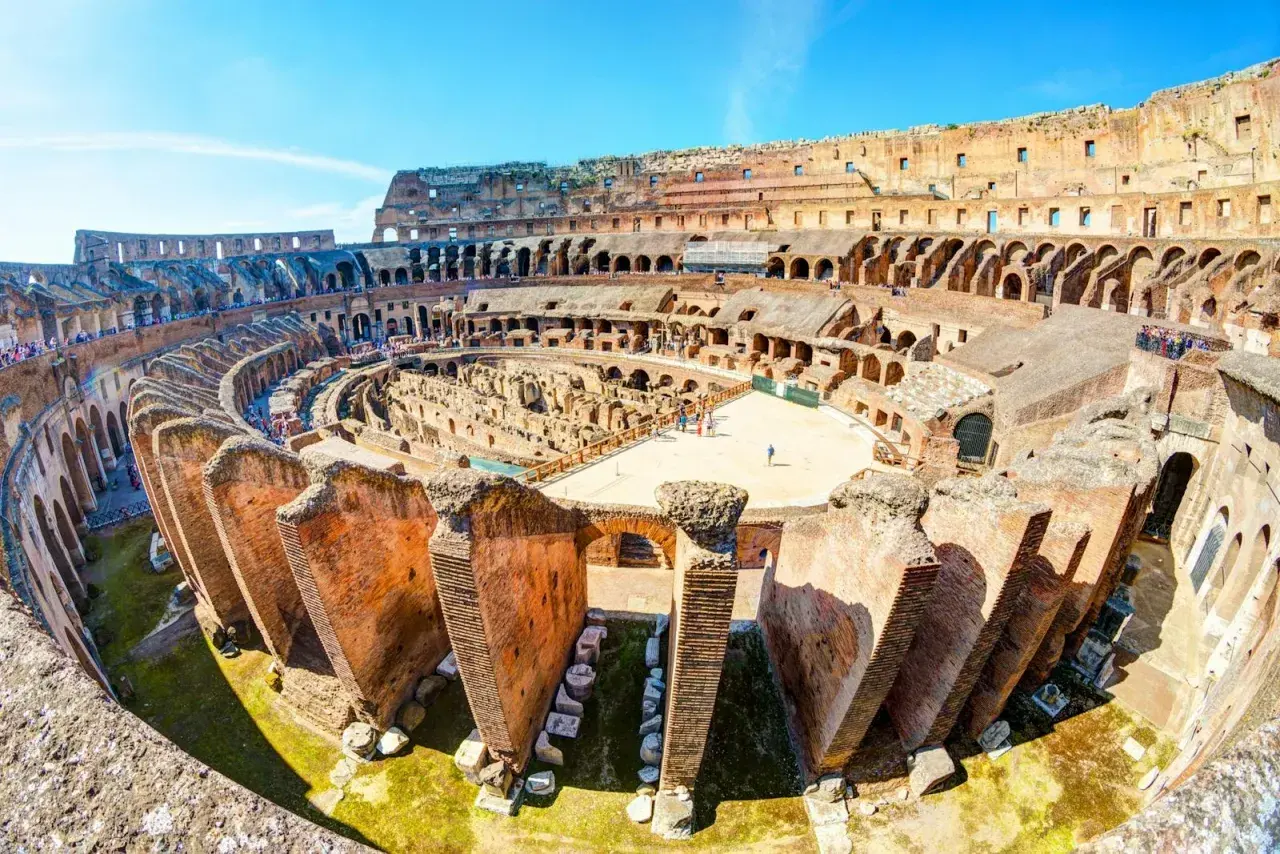 Vue intérieure du Colisée de Rome, un site historique impressionnant. Le prix de la visite est abordable pour découvrir ce monument.
