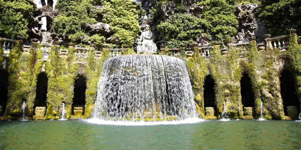 Magnifique cascade et statues dans un jardin luxuriant, une invitation à visiter Tivoli.