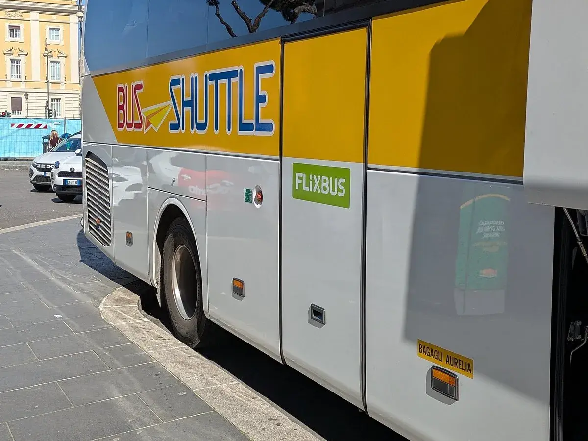 Bus Shuttle Flixbus, prêt à emmener les voyageurs de l'aéroport de Rome vers le Vatican.