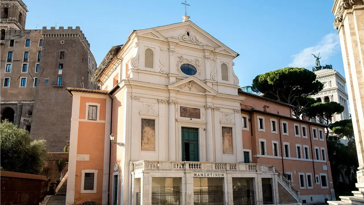 Façade d'une église à Rome, avec l'inscription "MAMERTINUM" visible, rappelant la prison Mamertine.