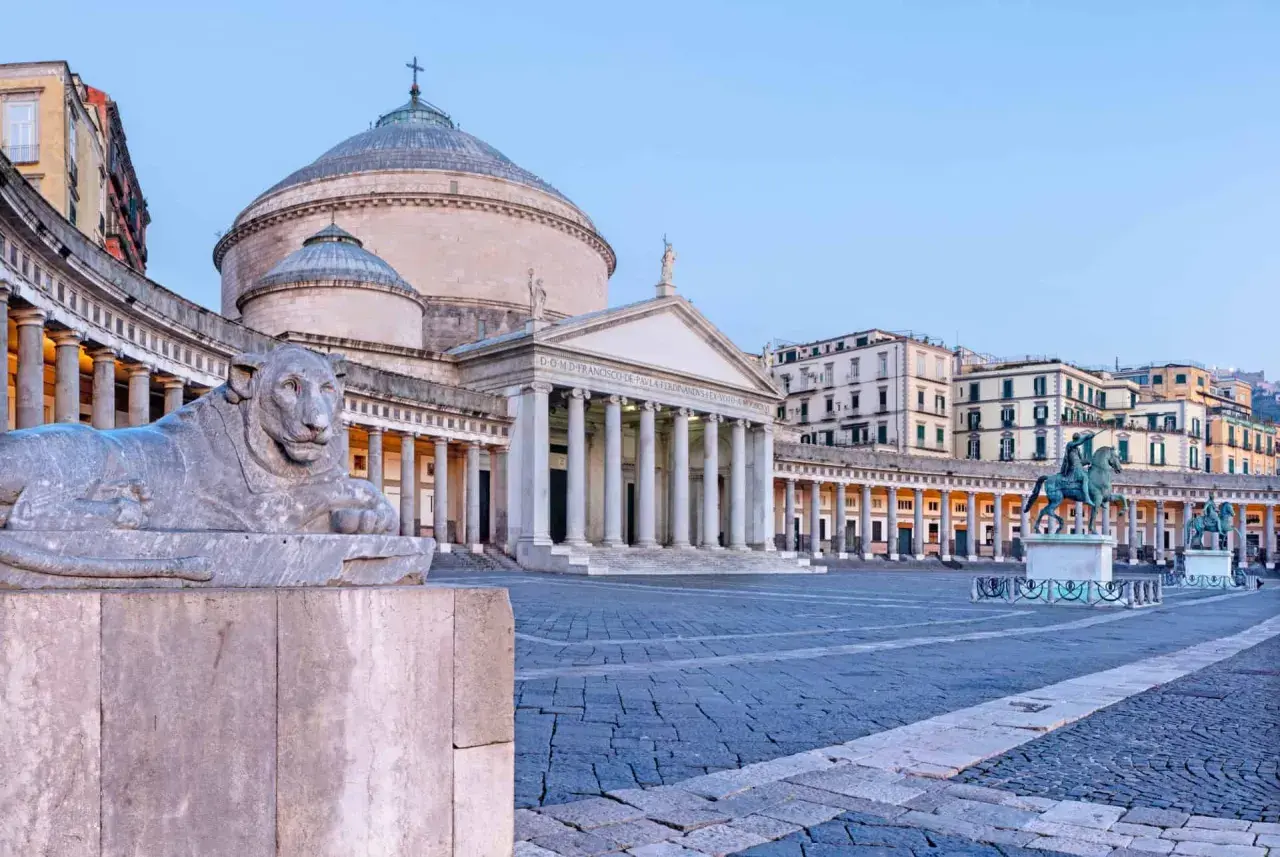 La Piazza del Plebiscito à Naples, avec son lion de pierre et sa basilique, parfaite pour visiter Naples en 1 jour.
