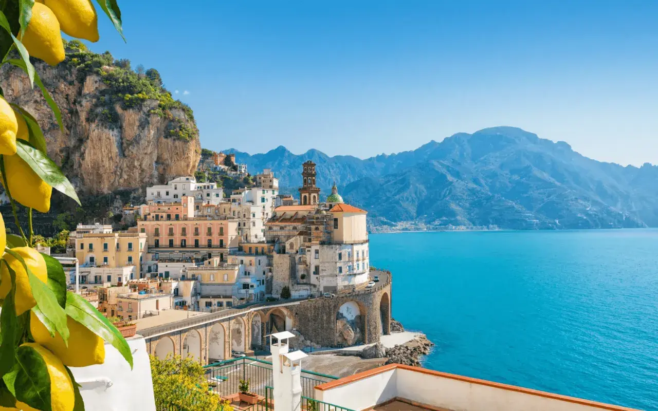 Vue pittoresque d'une ville côtière italienne avec des citronniers, parfaite pour un séjour de dormir chez l'habitant en Italie.