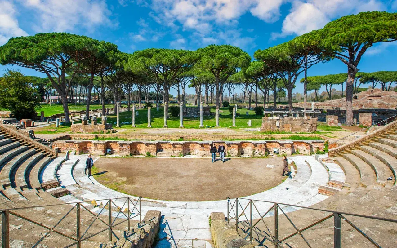 Ruines antiques d'Ostie, près de Rome. L'immense amphithéâtre, bordé de pins parasols, invite à imaginer le passé.