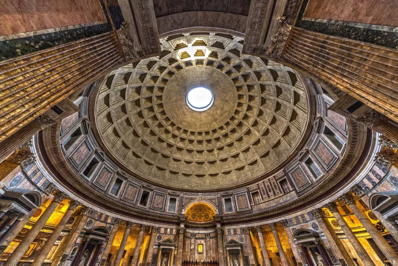 Le dôme du Panthéon de Rome, un chef-d'œuvre architectural, avec son oculus illuminant l'intérieur. Un prix d'architecture inestimable.