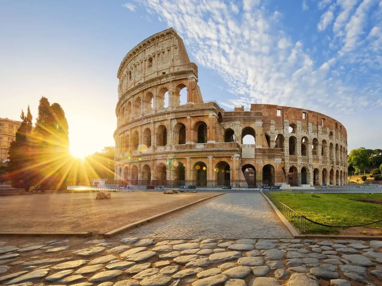 Le Colisée baigné par le soleil matinal, une vision parfaite pour visiter Rome en janvier.