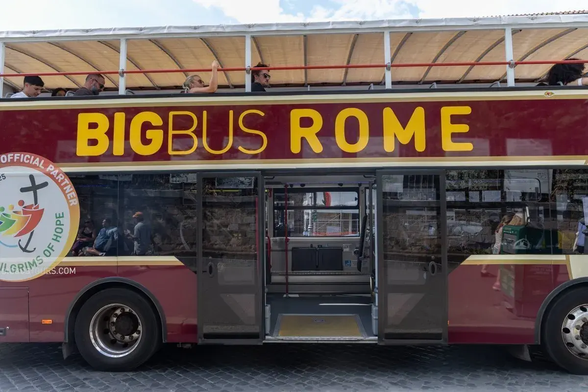 Bus touristique BigBus Rome, idéal pour découvrir la ville. Le prix est abordable pour une expérience mémorable.