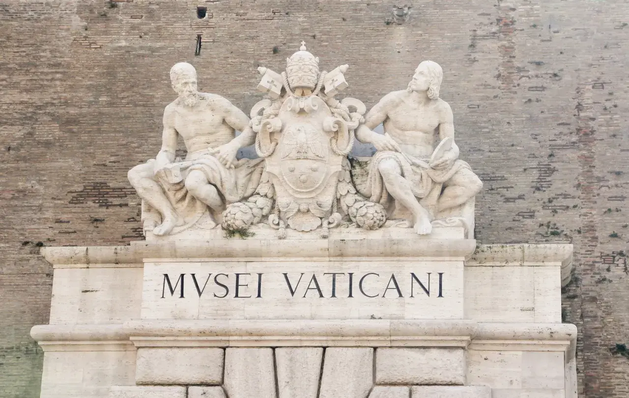 Sculpture des Musées du Vatican à Rome, deux figures assises encadrant un blason papal.