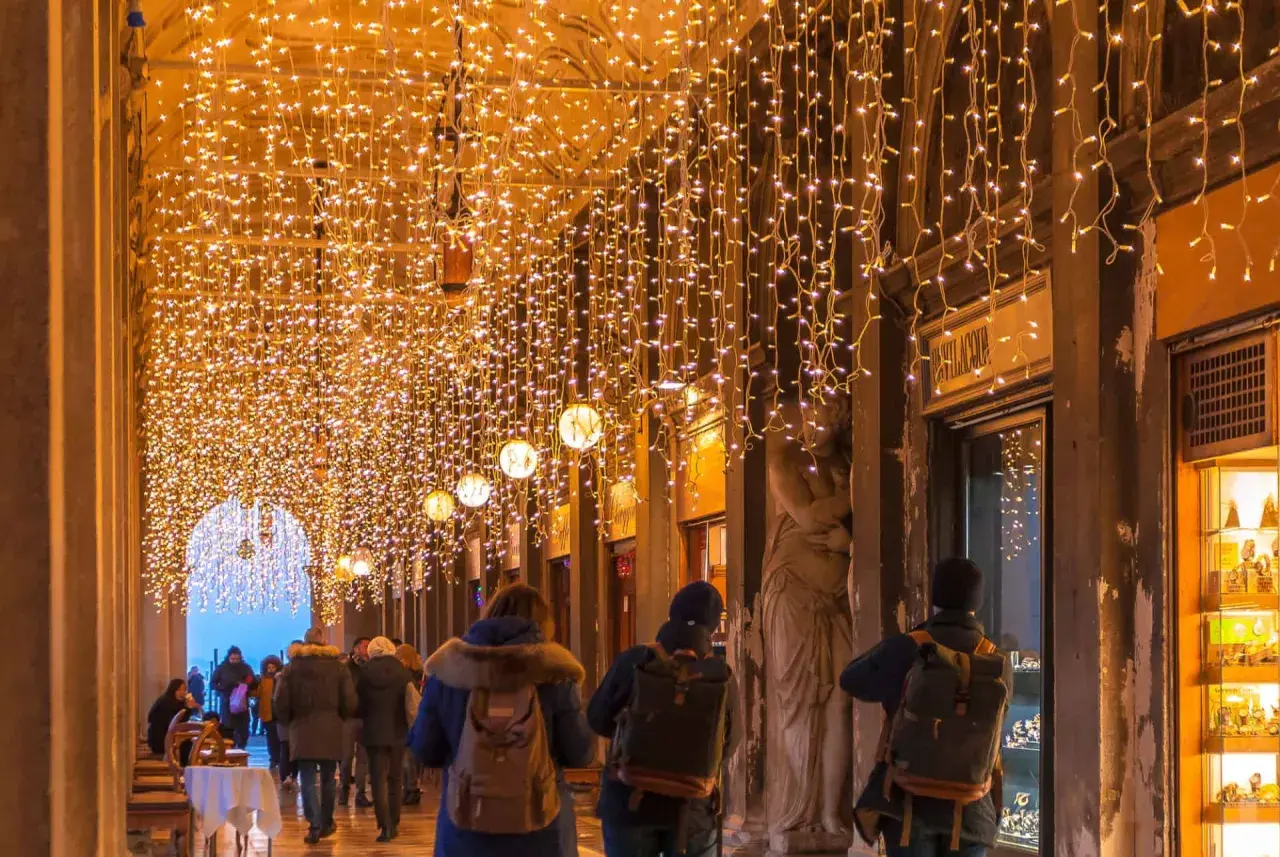 Promenade féerique sous les guirlandes lumineuses, une ambiance magique pour découvrir Venise en décembre.