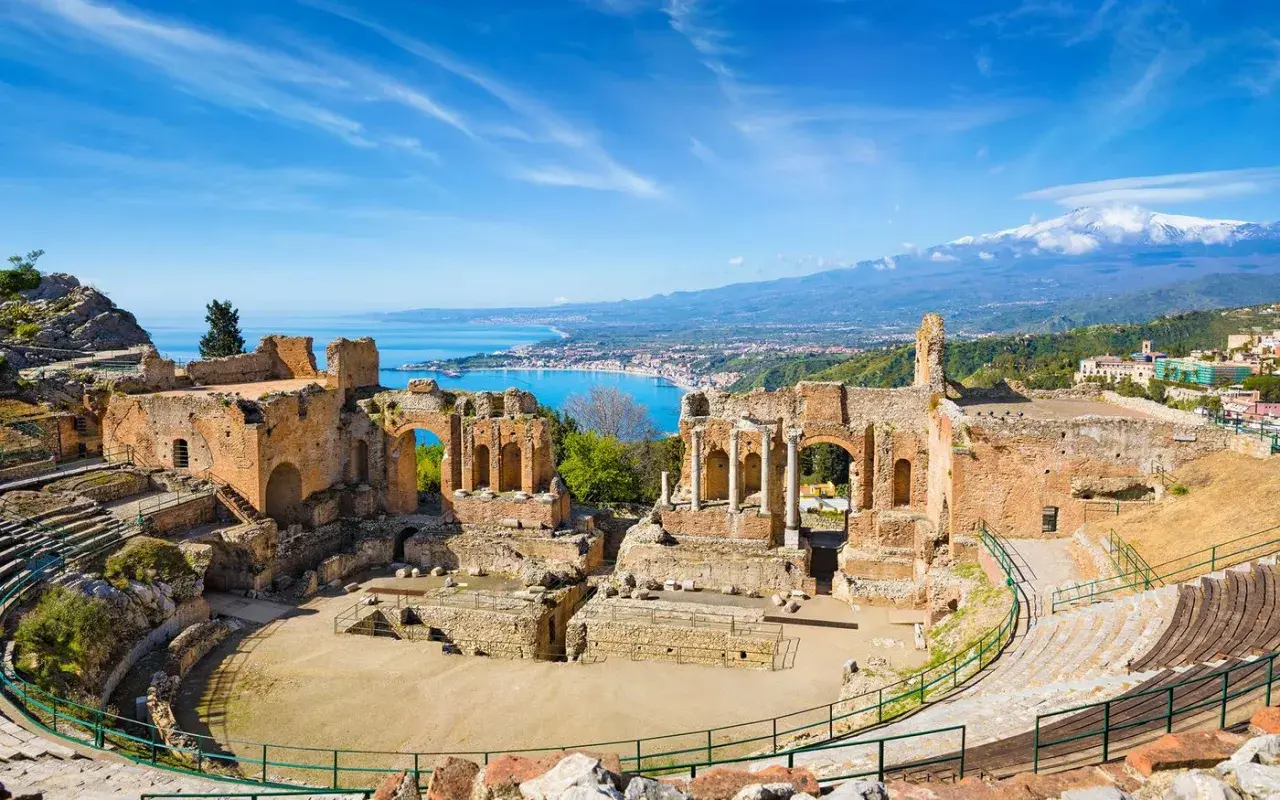 Magnifique **aréne en Italie** avec vue sur la mer et l'Etna. Vestiges antiques sous un ciel bleu éclatant.
