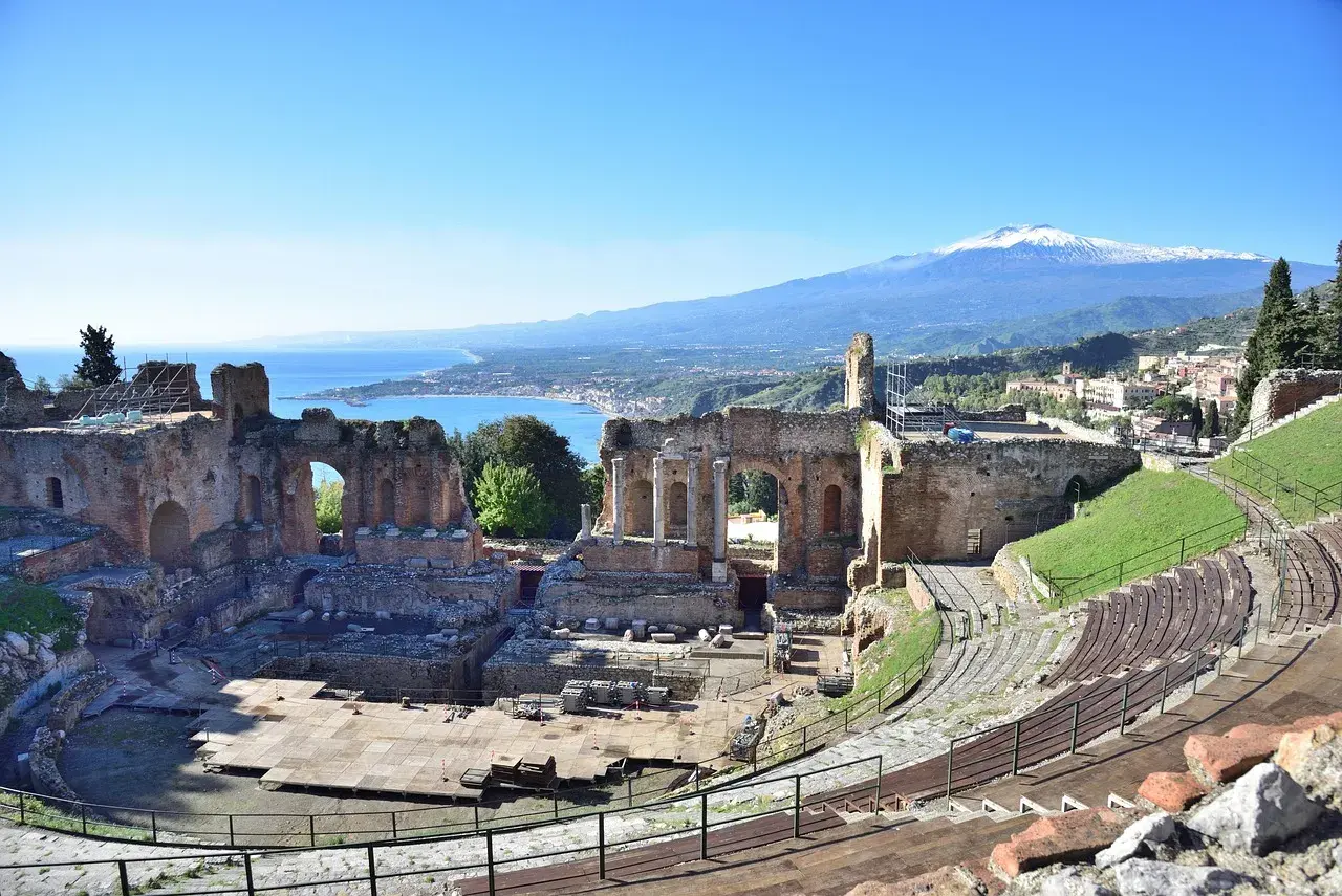 Théâtre antique de Taormine, avec l'Etna enneigé en arrière-plan. Un jour de marché taormina animé, les ruines se dressent fièrement.