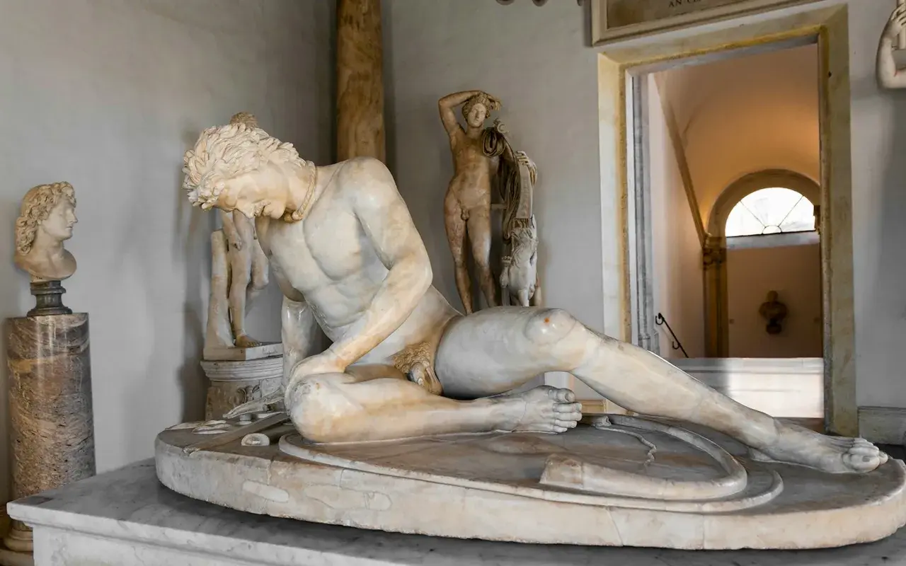 Sculptures antiques au musée du Capitole à Rome. Le tarif d'entrée permet d'admirer ces œuvres.