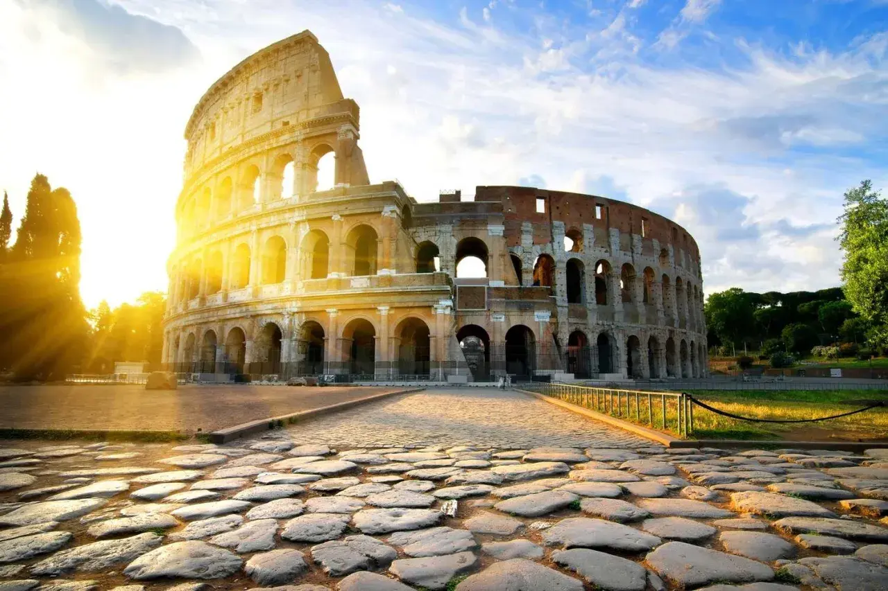 Le Colisée au lever du soleil, une merveille architecturale. La durée de visite du Colisée dépend de votre intérêt pour l'histoire.