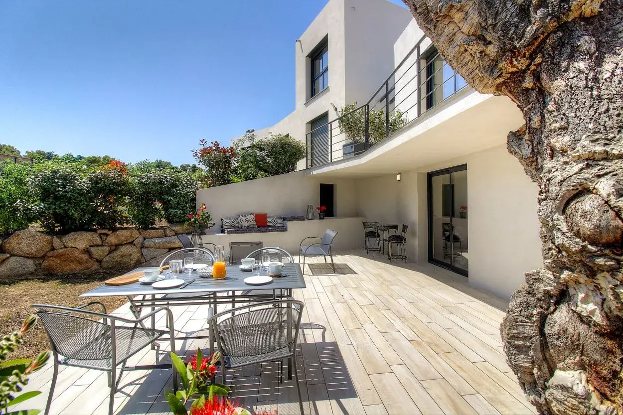 Terrasse ensoleillée avec table dressée pour le petit-déjeuner, un cadre idéal pour un séjour en Italie, l'équivalent d'un gîte de France.