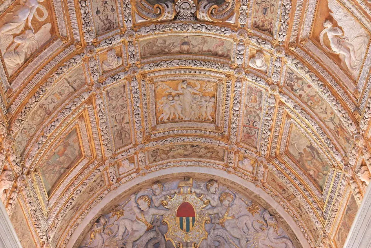Magnifique peinture ornant le plafond du palais des Doges, avec des fresques détaillées, des figures mythologiques et des ornements dorés.