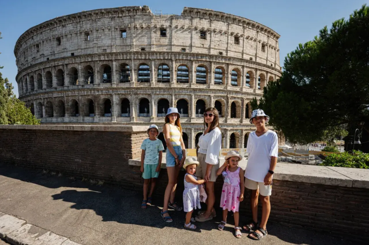 Famille profitant de Rome avec des enfants devant le Colisée.