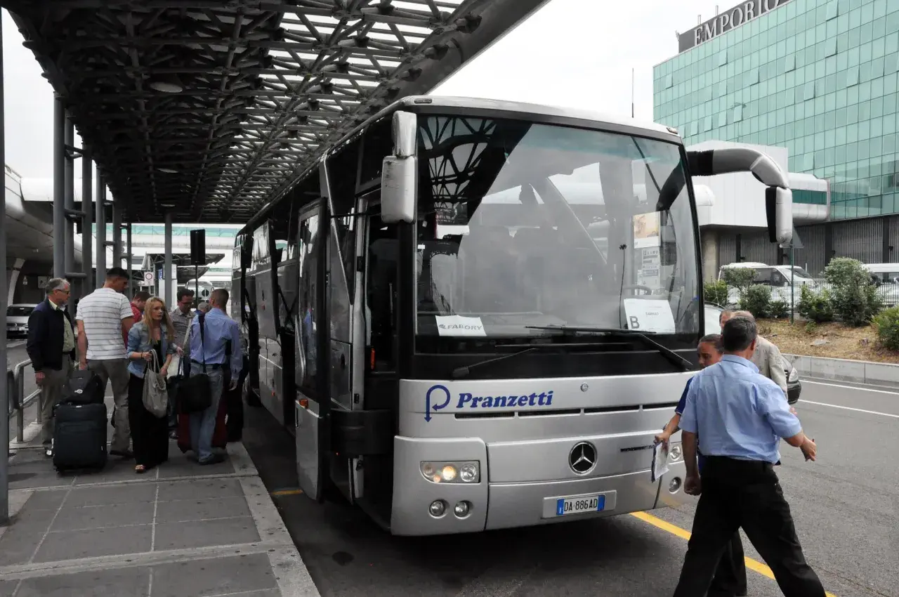 Des voyageurs attendent le bus Pranzetti pour Fiumicino.