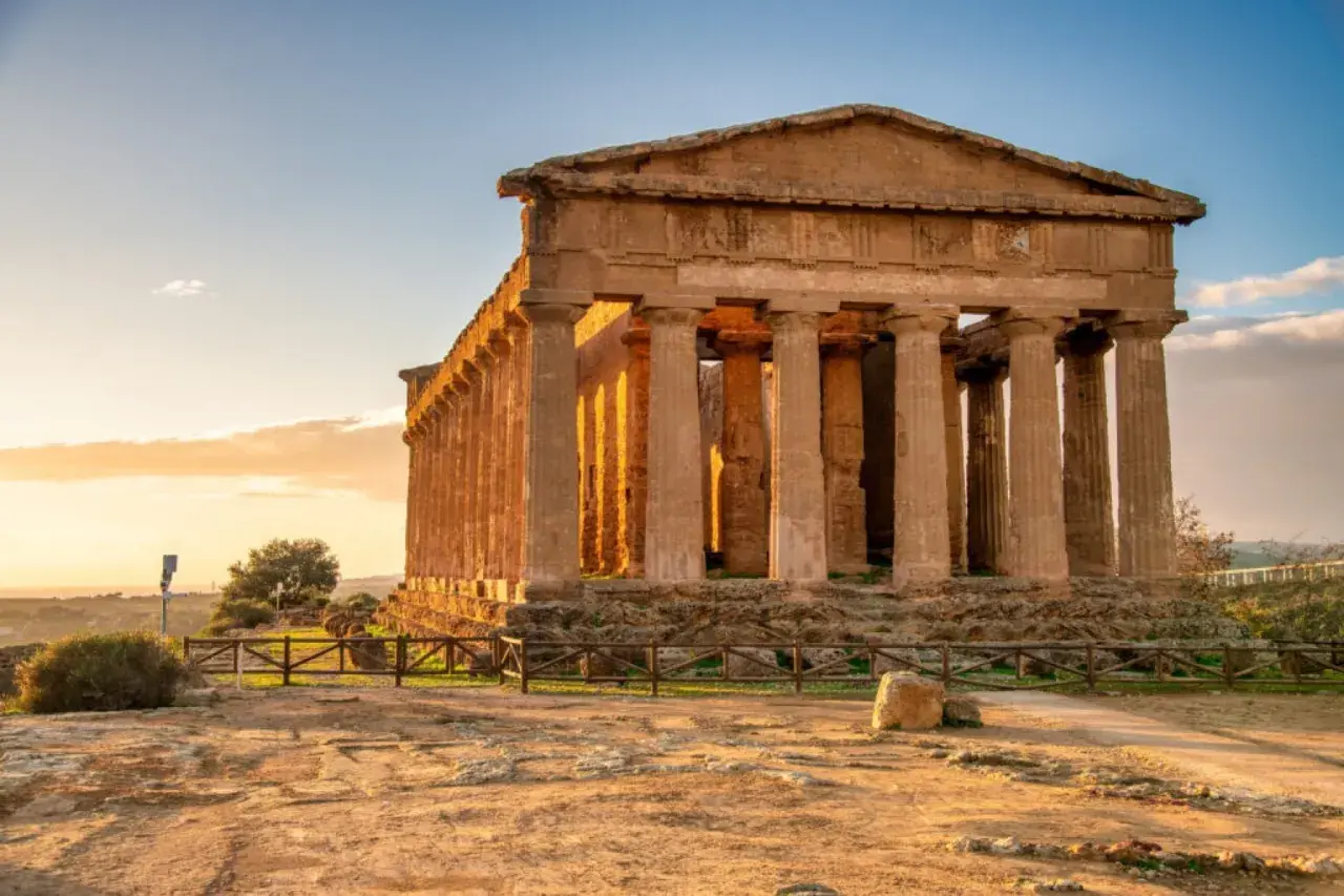 Temple de la Concorde à Agrigente, Sicile, baigné par la lumière dorée du soleil couchant.