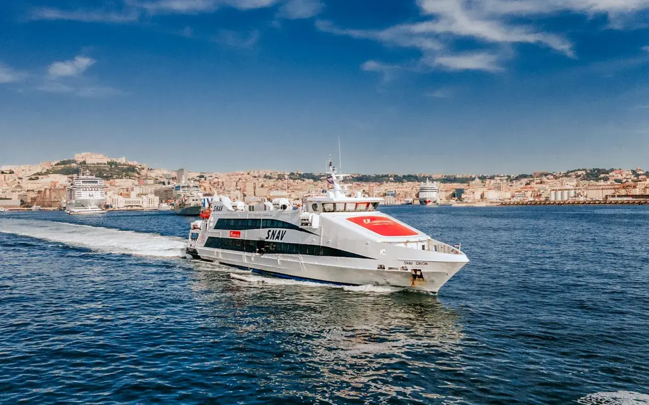 Le ferry SNAV Orion navigue dans la baie de Naples, prêt à traverser la Méditerranée, peut-être vers Marseille.