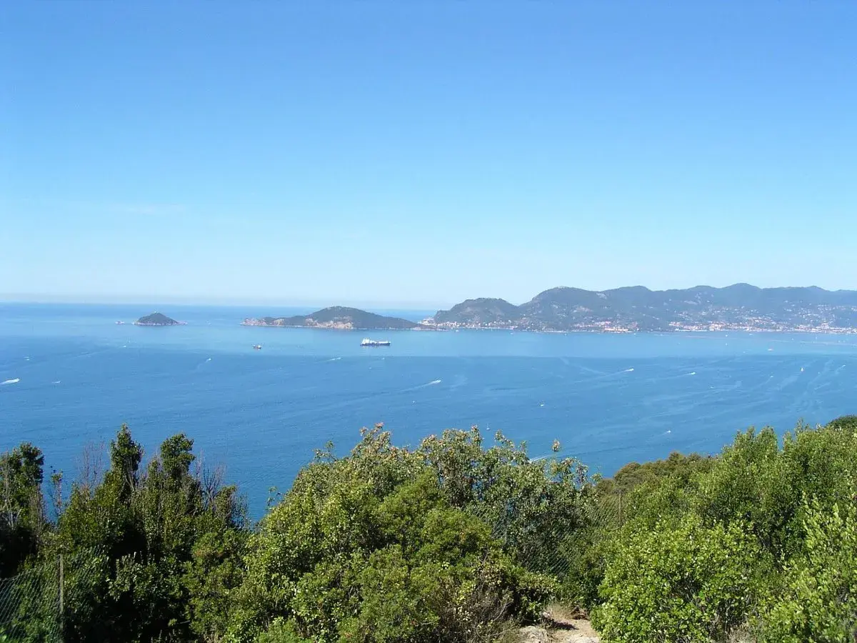 Vue depuis Punta Corvo sur la mer bleue, des îles et des collines verdoyantes.