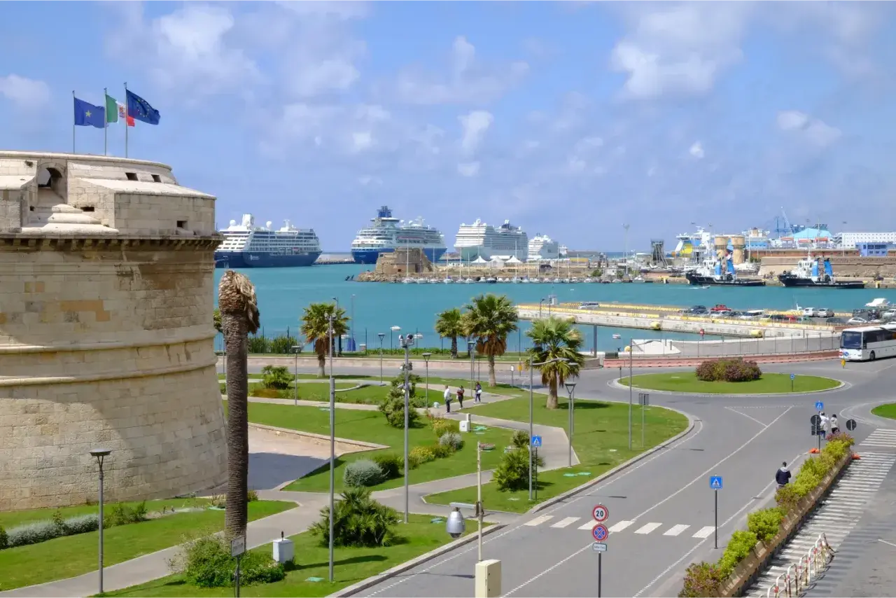 Port de Civitavecchia avec des paquebots de croisière. Idéal pour savoir comment aller de Civitavecchia à Rome.