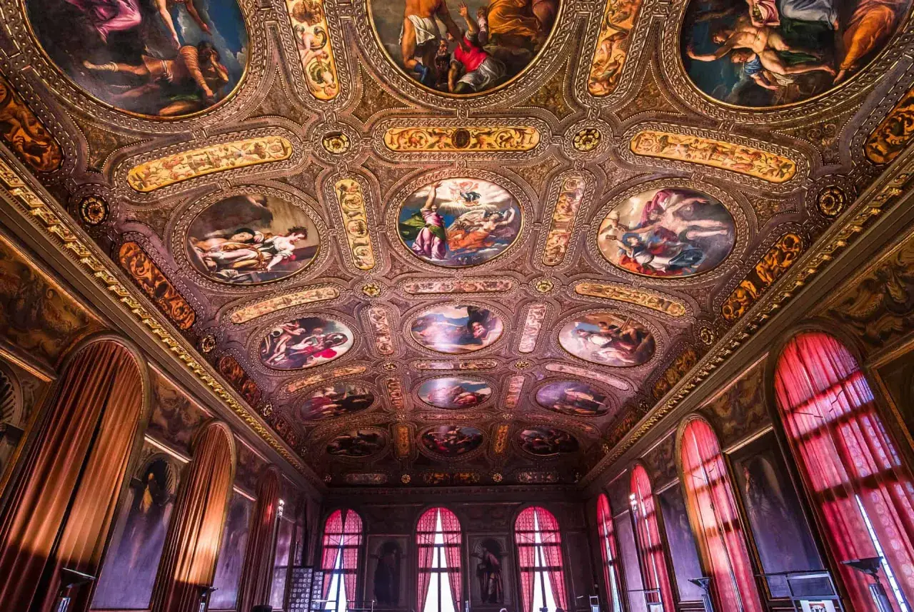 Magnifique plafond peint de la bibliothèque Marciana, orné de scènes mythologiques et de dorures.