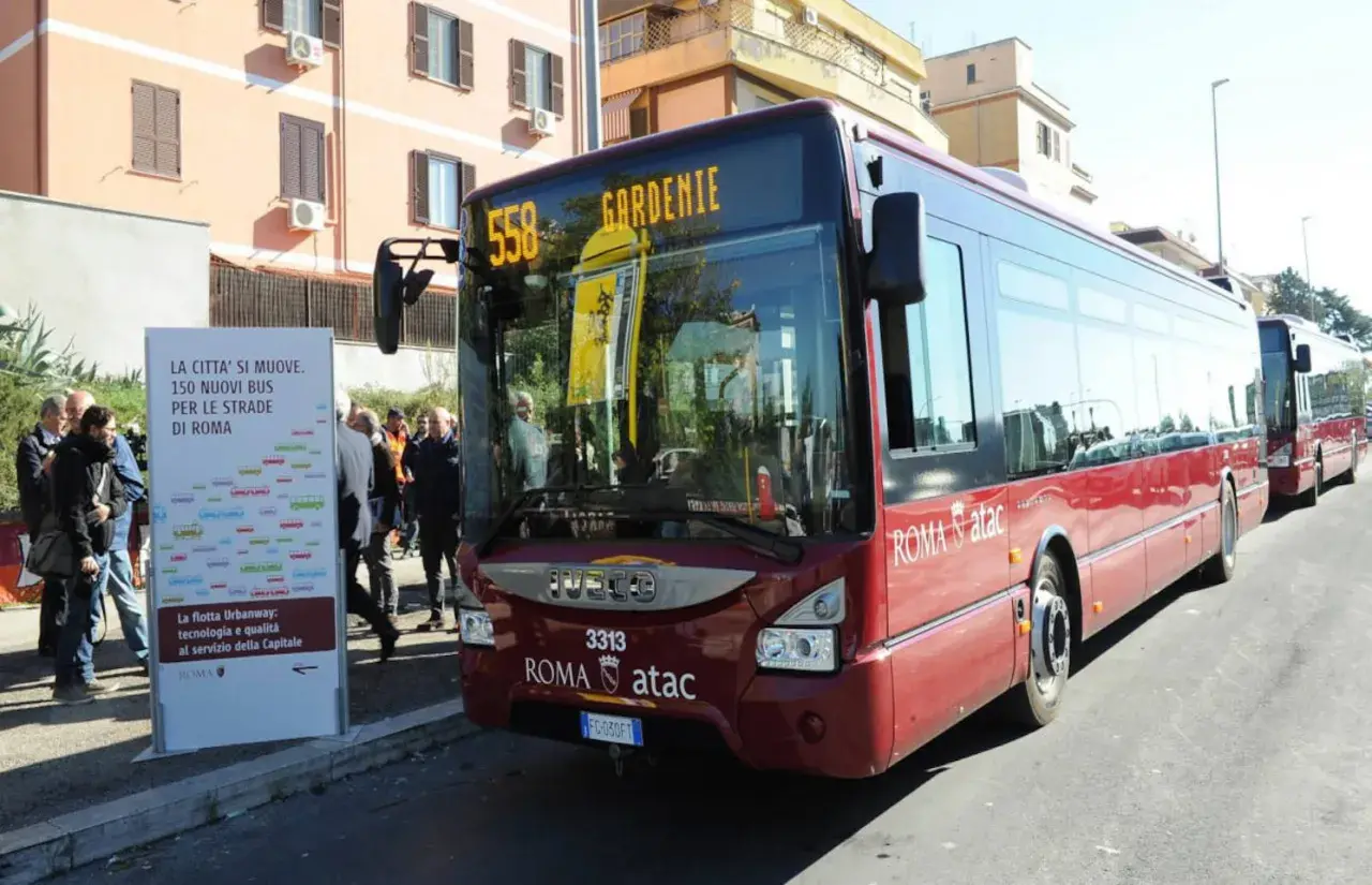 Bus rouges de Rome, ligne 558 "Gardenie", annonçant 150 nouveaux bus pour le transport public de la ville.