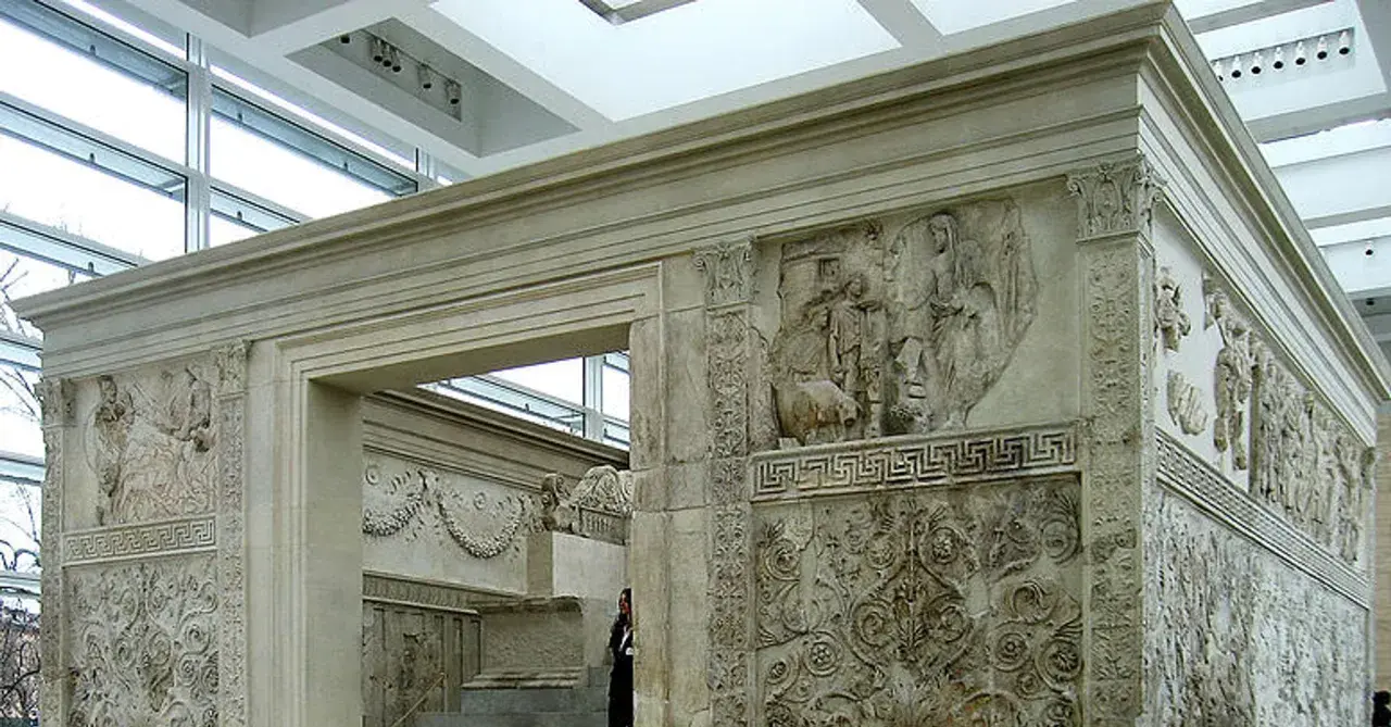 Ara Pacis : bas-reliefs romains sculptés sur un autel en marbre, dans un musée.