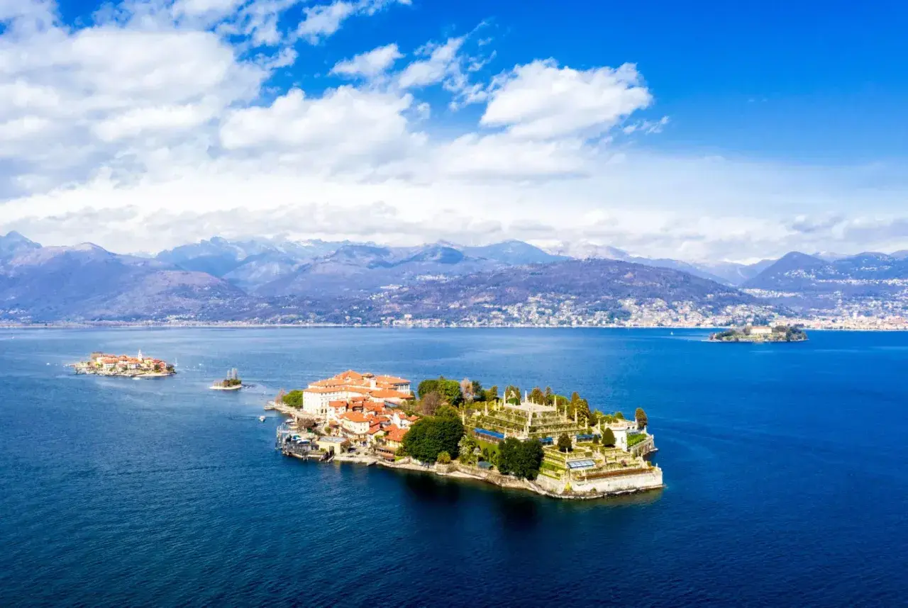 Îles pittoresques sur le Lac Majeur, offrant un hébergement de rêve avec des palais et jardins luxuriants.