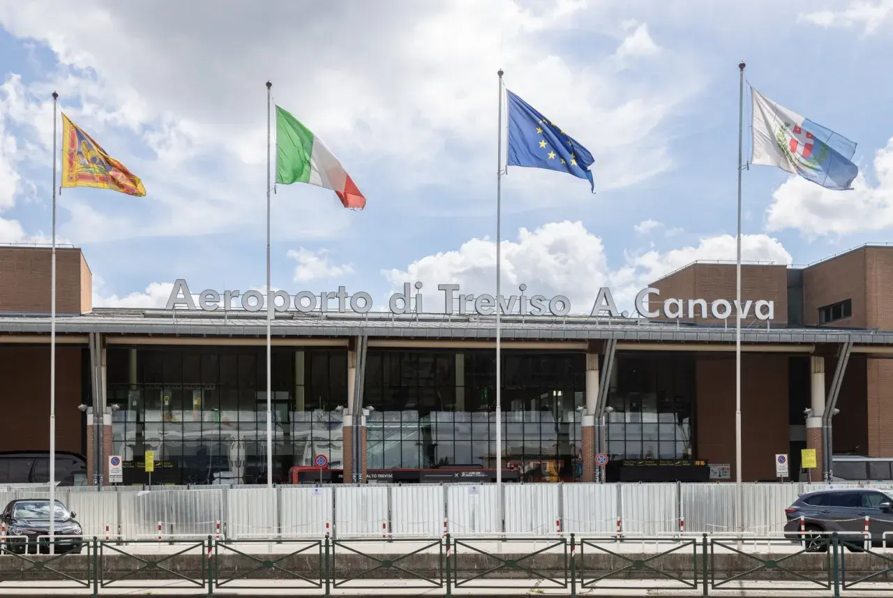 L'Aeroporto di Treviso A. Canova, avec les drapeaux italien et européen, est une option pour quel aéroport pour Venise.