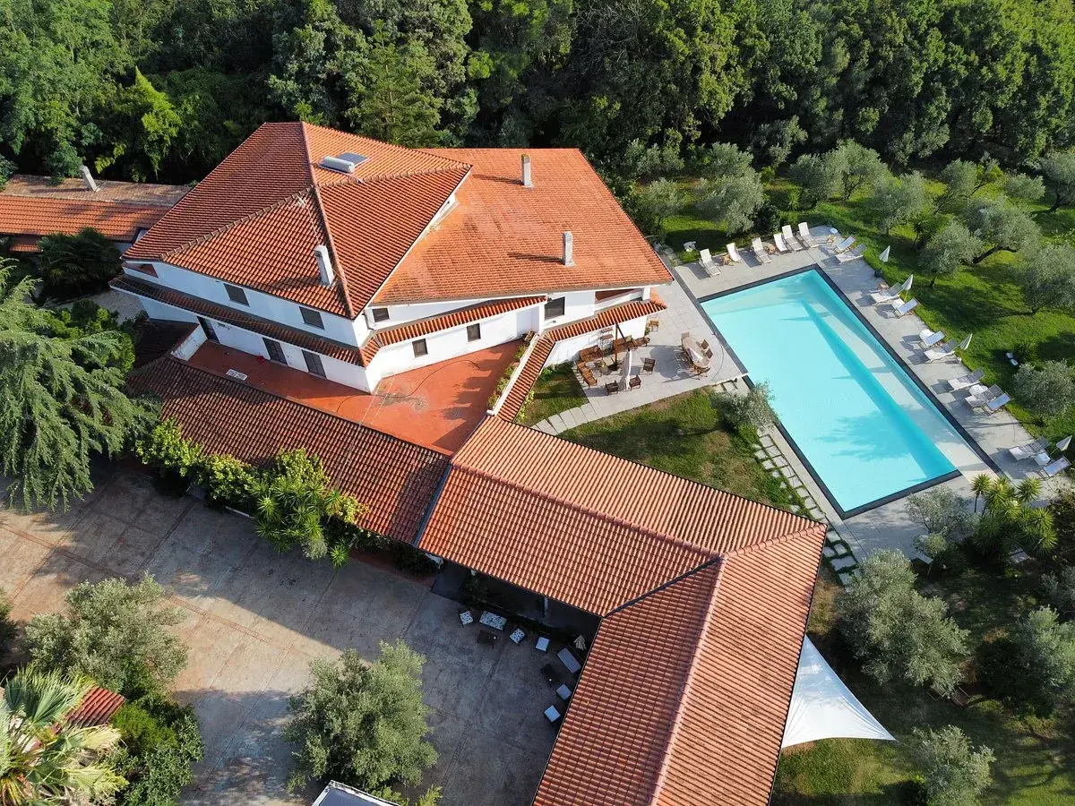 Vue aérienne d'un agriturismo en Calabre avec piscine, terrasses et oliveraie. Un havre de paix pour des vacances authentiques.