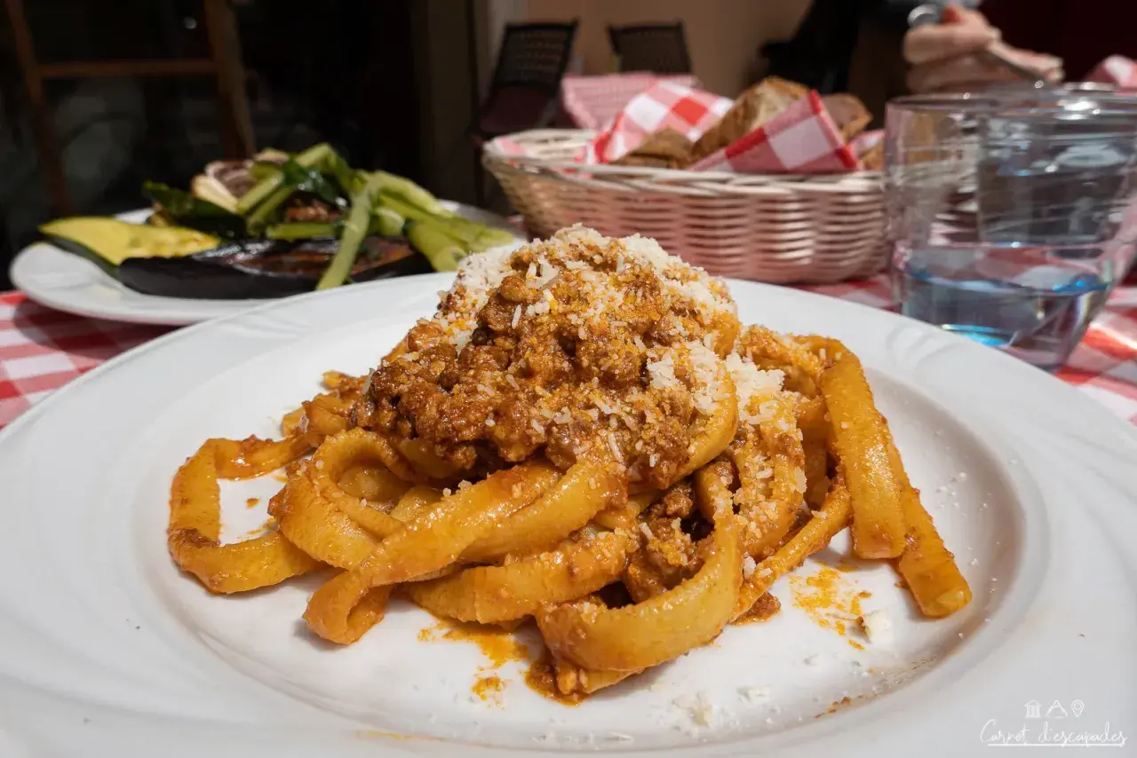 Pâtes fraîches avec une sauce bolognaise riche et du parmesan râpé. Un délice de nourriture italienne.
