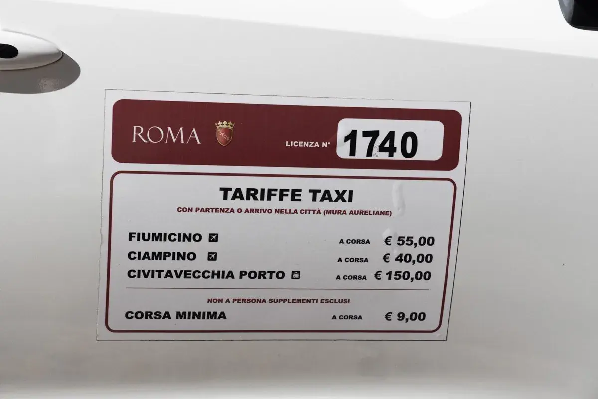 Taxi Rome Fiumicino prix : 55€ pour la course. Le taxi affiche aussi les tarifs pour Ciampino (40€) et Civitavecchia (150€).