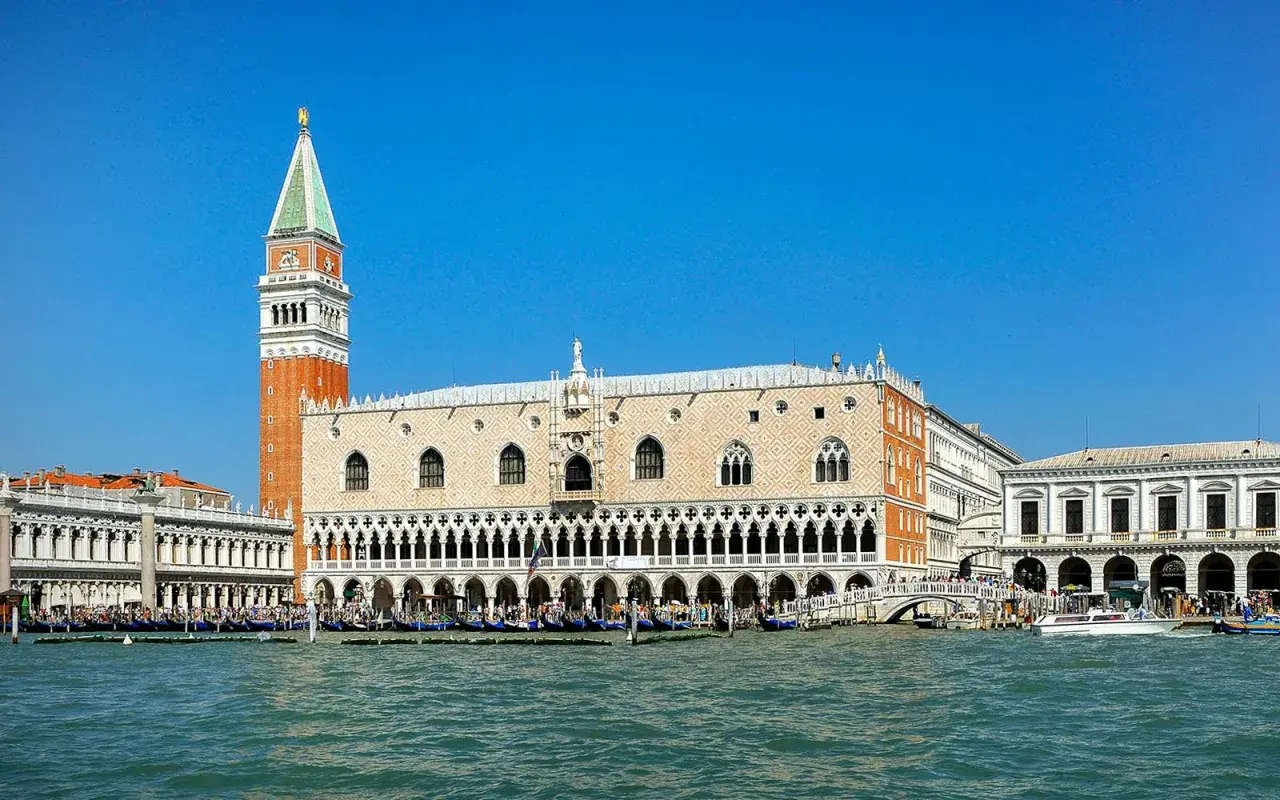 Le Palais des Doges à Venise, avec sa tour emblématique. Une visite du palais est une expérience inoubliable.
