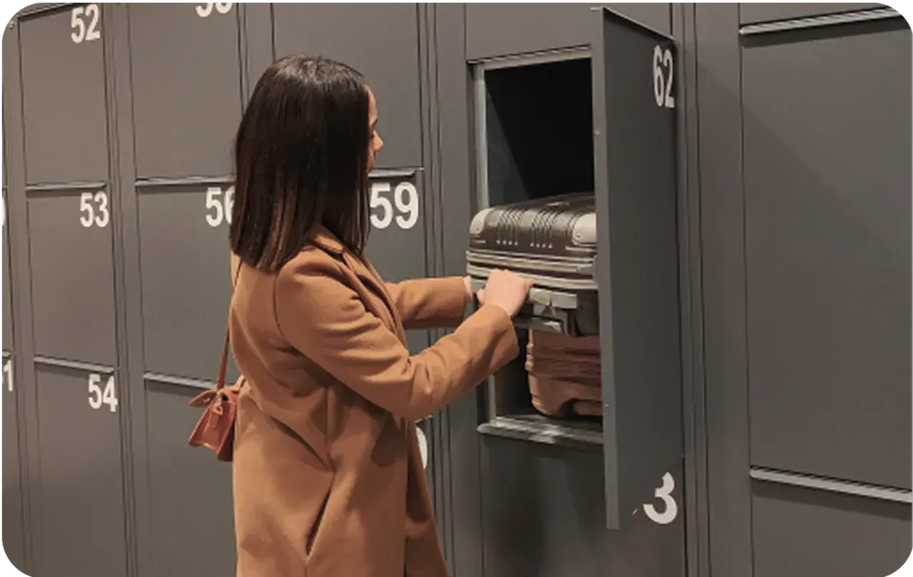 Une femme range ses bagages dans une consigne à Rome Termini.