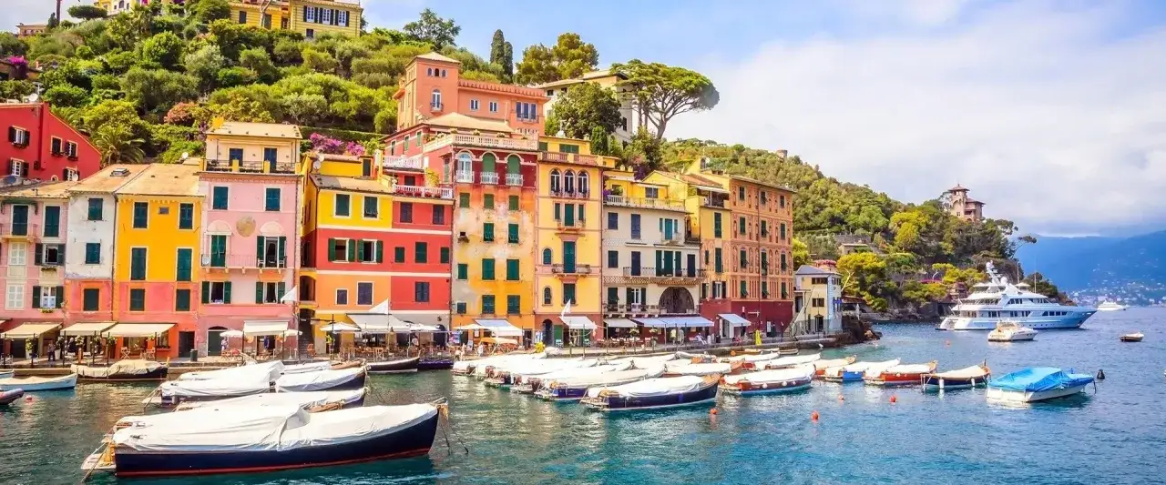 Portofino, Ligurie : maisons color&eacute;es, bateaux amarr&eacute;s et yachts de luxe. Un r&ecirc;ve pour des vacances inoubliables.
