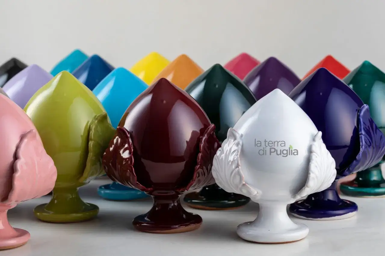 Collection de céramiques colorées, symboles de l'artisanat des Pouilles. Ces pièces uniques évoquent la richesse des traditions locales.