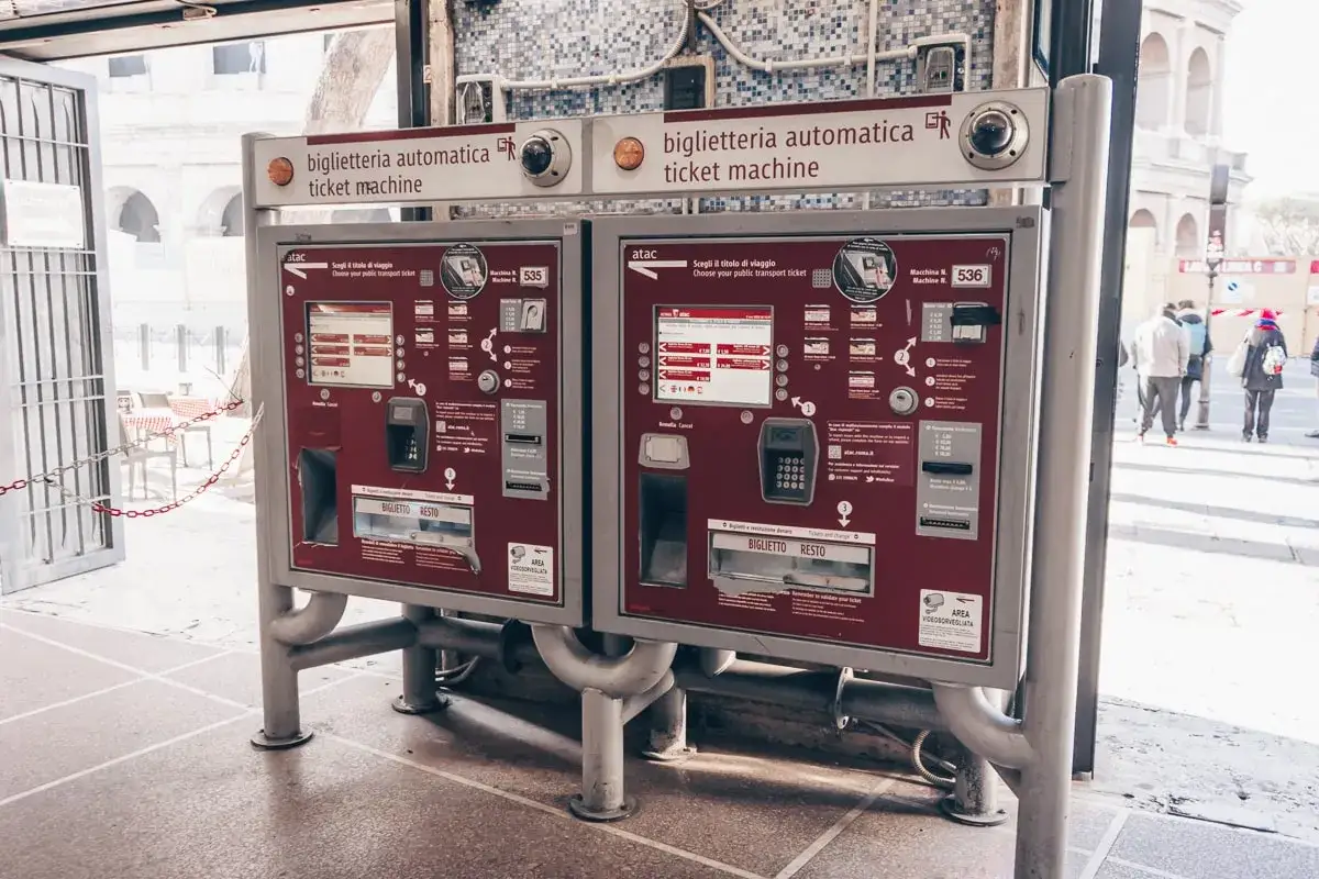 Deux distributeurs automatiques de billets de bus à Rome. Achetez votre ticket de bus pour explorer la ville.