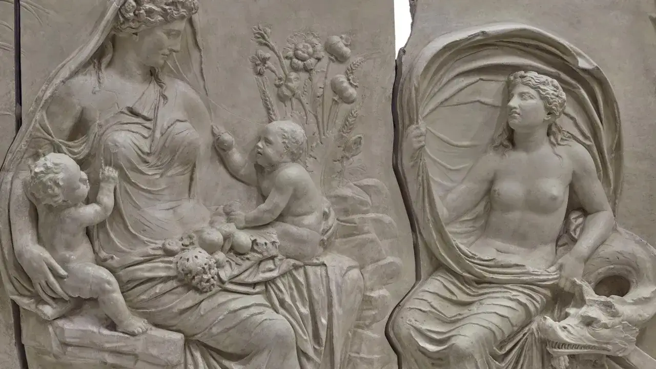 Bas-relief de l'autel de la paix d'Auguste : une femme voilée et des enfants, à côté d'une femme nue et d'un monstre marin.