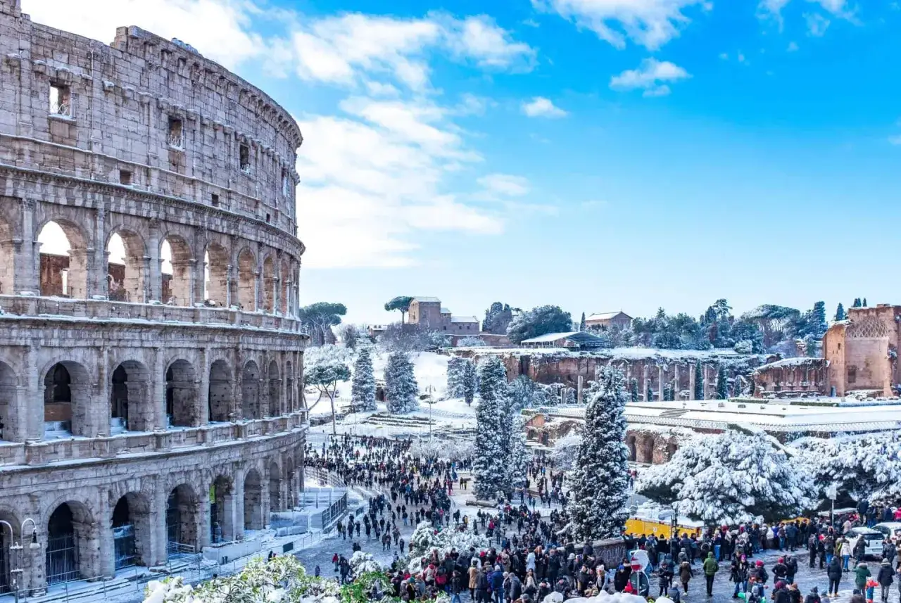 Le Colisée sous la neige, une scène inattendue pour visiter Rome en janvier. Une foule brave le froid pour admirer ce spectacle rare.