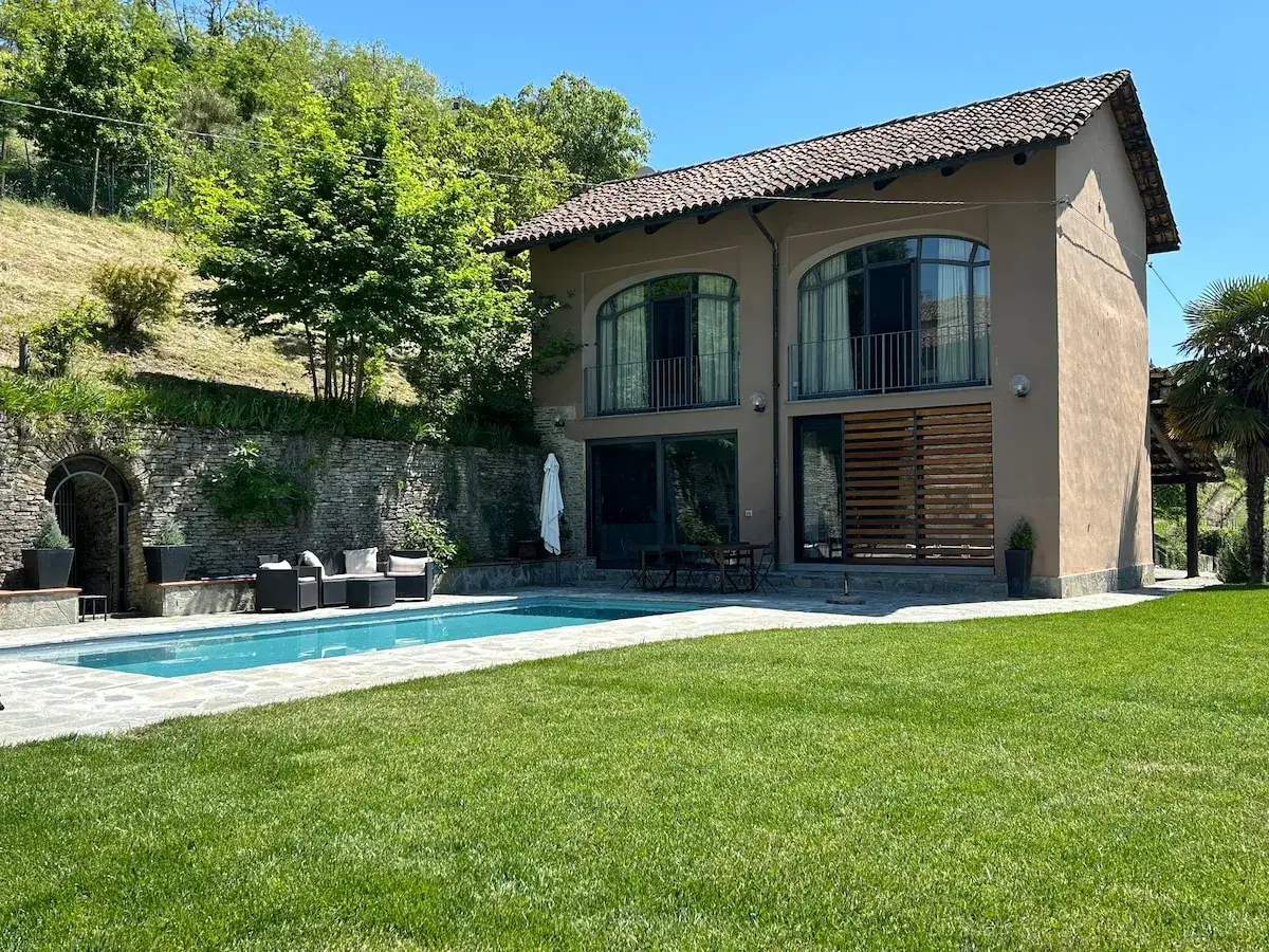 Belle piscine et jardin luxuriant devant une maison moderne, un aper&ccedil;u des h&ocirc;tels &agrave; Castiglione Tinella.