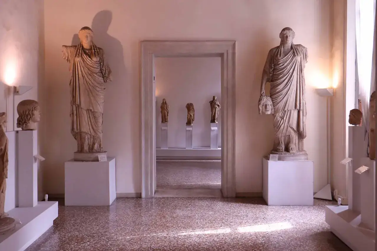 Statues antiques dans une salle du musée archéologique de Venise.