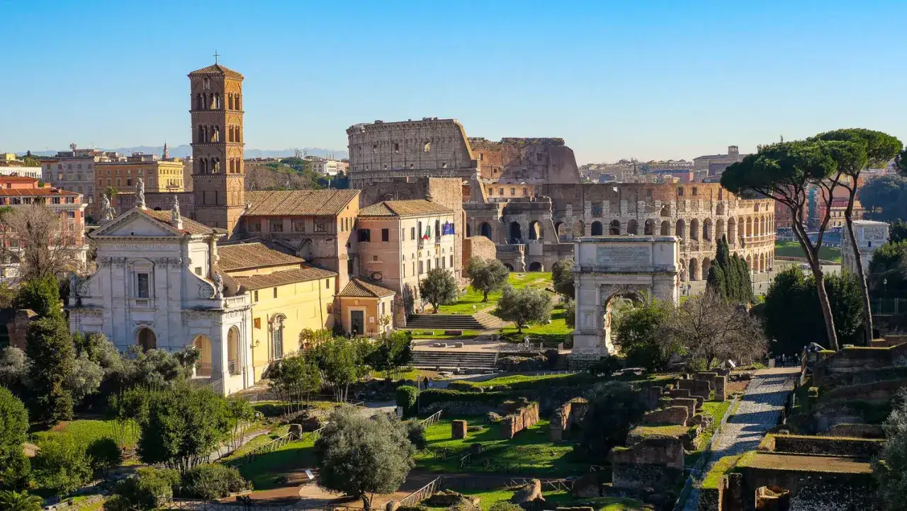 Vue panoramique de la ville de Rome, avec le Colisée, l'arc de Constantin et une église ancienne.
