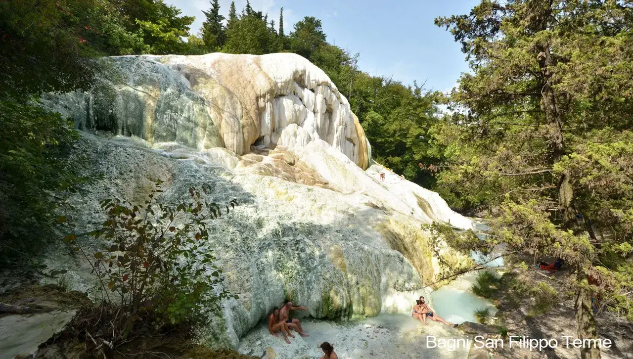 Casciana Terme : des cascades de calcaire blanc et des bassins d'eau thermale o&ugrave; des baigneurs profitent de la nature.