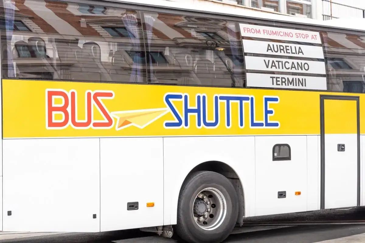 Bus navette aéroport Rome Vatican. Ce bus blanc et jaune transporte des passagers entre l'aéroport de Fiumicino et le Vatican.