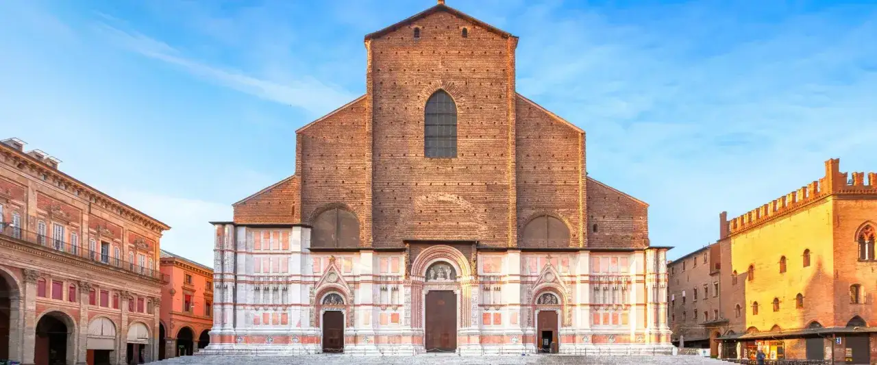 La basilique San Petronio, imposante, domine la place avec sa façade inachevée en briques rouges et marbre.