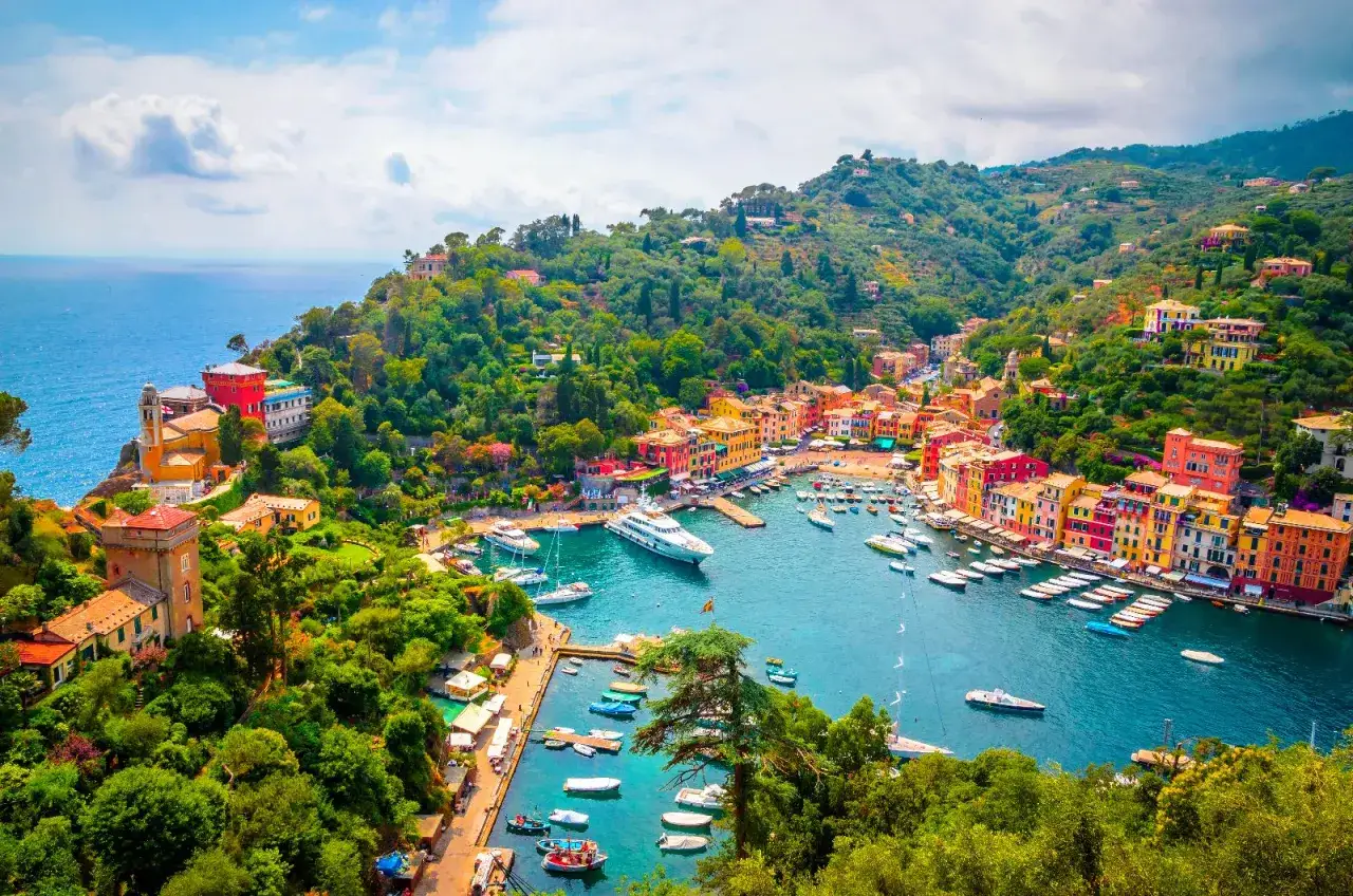 Portofino, un rêve de vacances. Bateaux dans le port, maisons colorées sur la colline verdoyante.