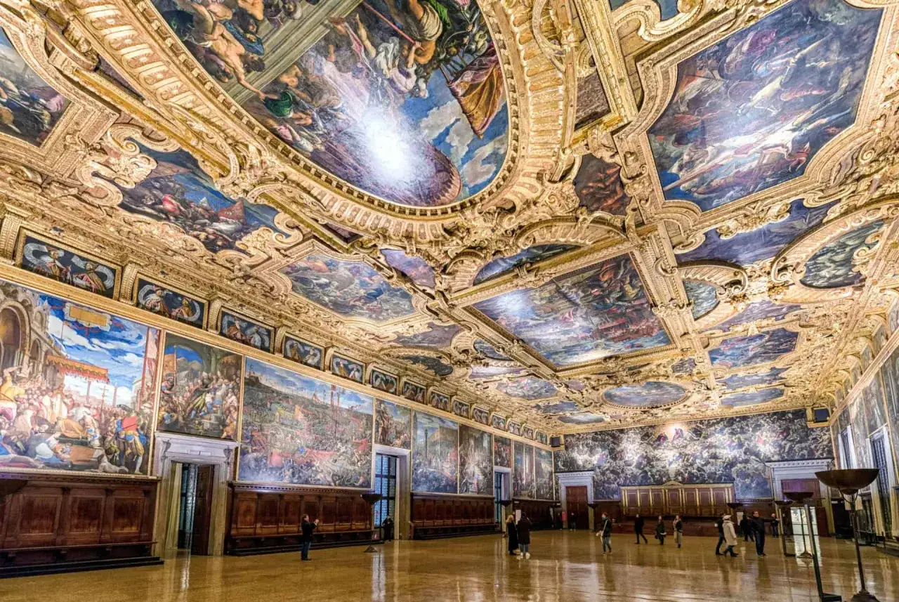 Intérieur du Palais des Doges, plafonds peints et dorés, fresques murales. La durée de la visite est souvent sous-estimée face à tant de splendeur.