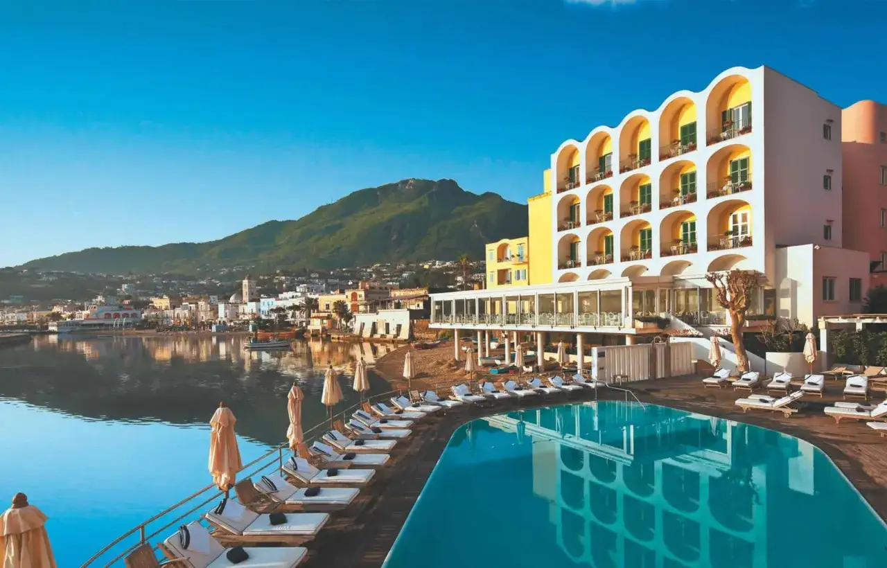 Magnifique hôtel en Italie du Sud, bord de mer, avec piscine et vue sur la côte.